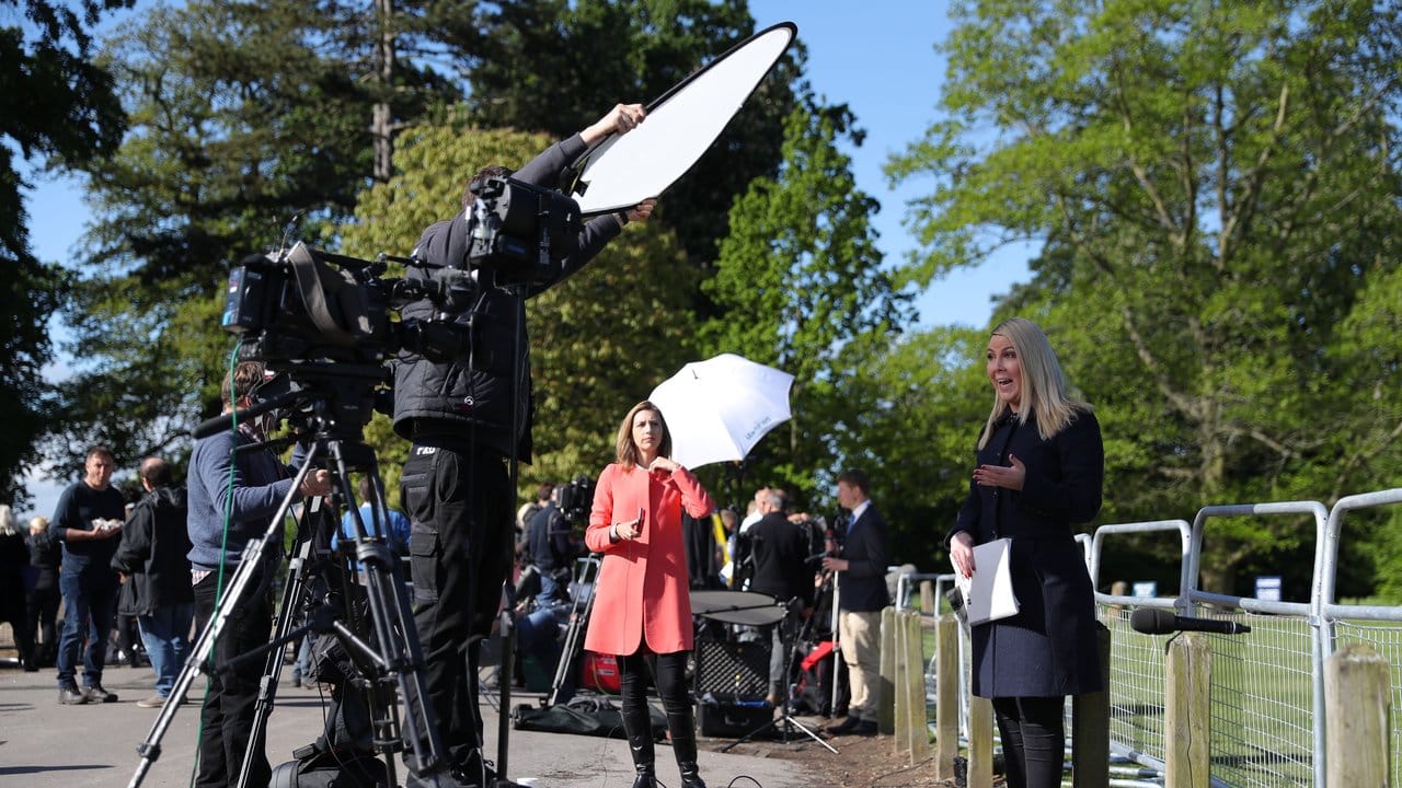 Fernsehteams und Journalisten in Englefield, wo später die Hochzeit von Pippa Middleton stattfinden wird.