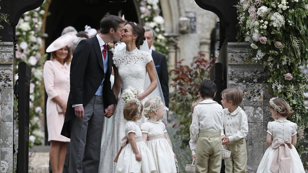 Verheiratet! Pippa Middleton und ihr Ehemann James Matthews küssen sich nach der Trauung.