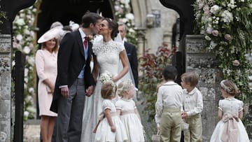 Verheiratet! Pippa Middleton und ihr Ehemann James Matthews küssen sich nach der Trauung.