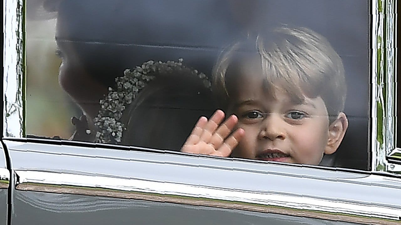 Noch so klein, aber schon so groß: Der britische Prinz George winkt nach der Hochzeit zu den Gästen.