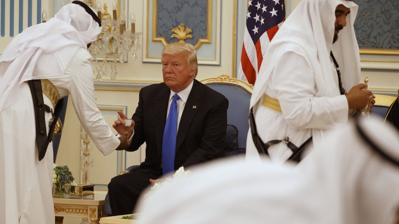 US-Präsident Trump wird bei der Zeremonie zur Übergabe der Abdulasis Al-Saud-Medaille im Königspalast Kaffee serviert.