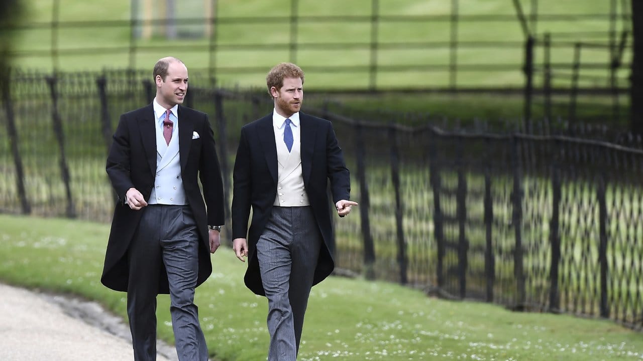 Der britische Prinz William (l) und sein Bruder Prinz Harry kommen zur Hochzeit von Pippa Middleton in der St.