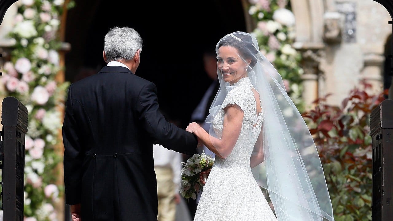 Die Braut Pippa Middleton kommt mit ihrem Vater Michael Middleton zu ihrer Hochzeit.
