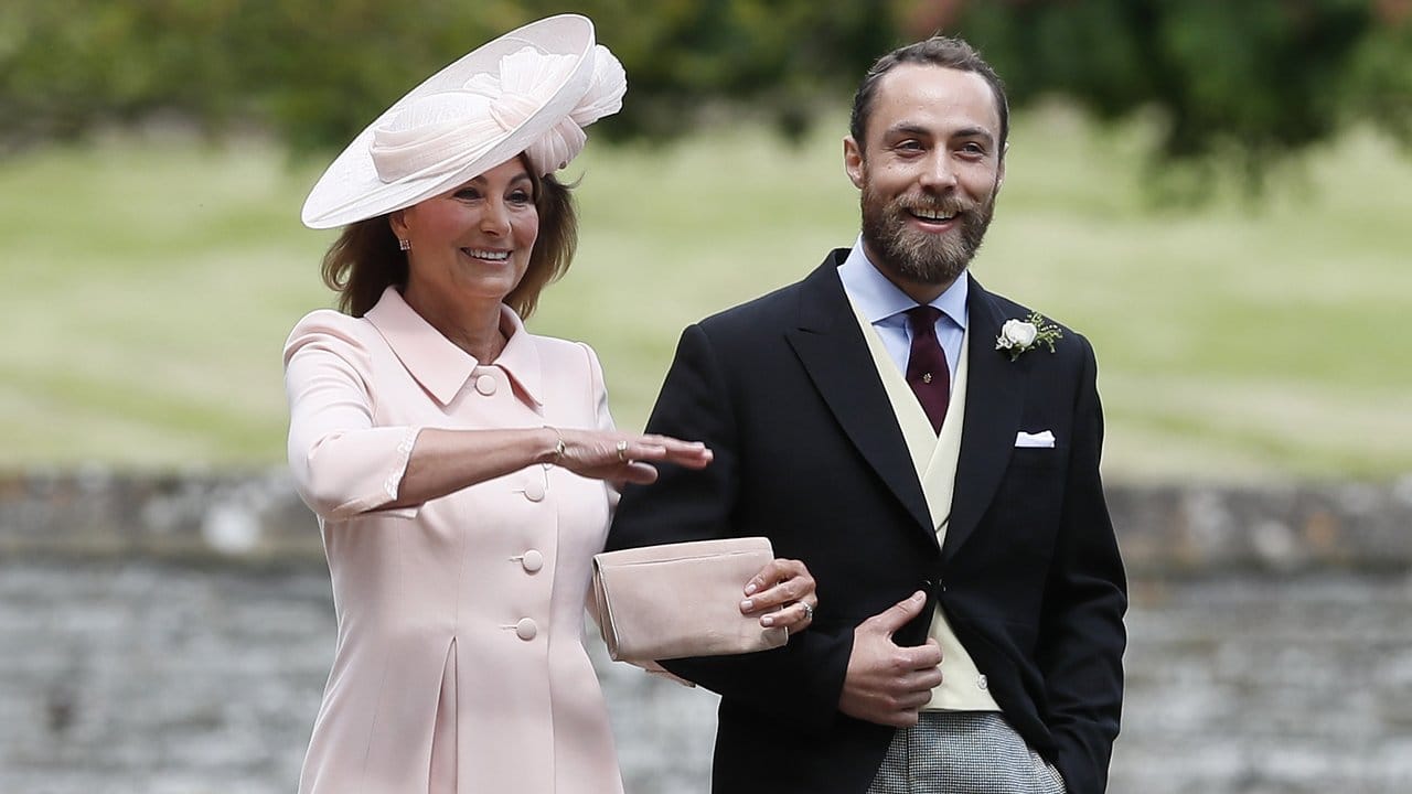 Mutter Carole Middleton und ihr Sohn James Middleton kommen zur Hochzeit.