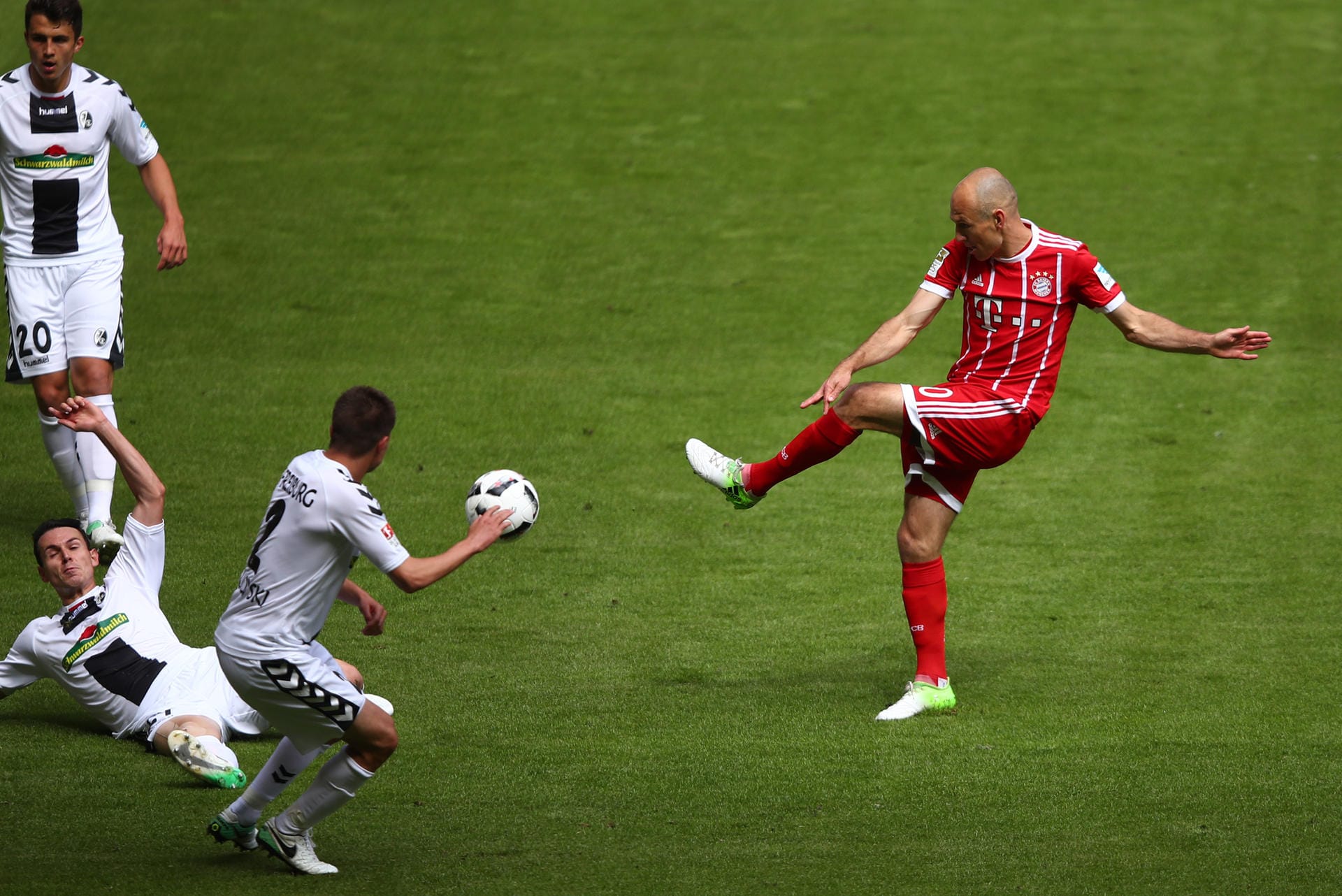 Frühe Führung für den Meister: Arjen Robben trifft gegen Freiburg schon in der 4. Minute.