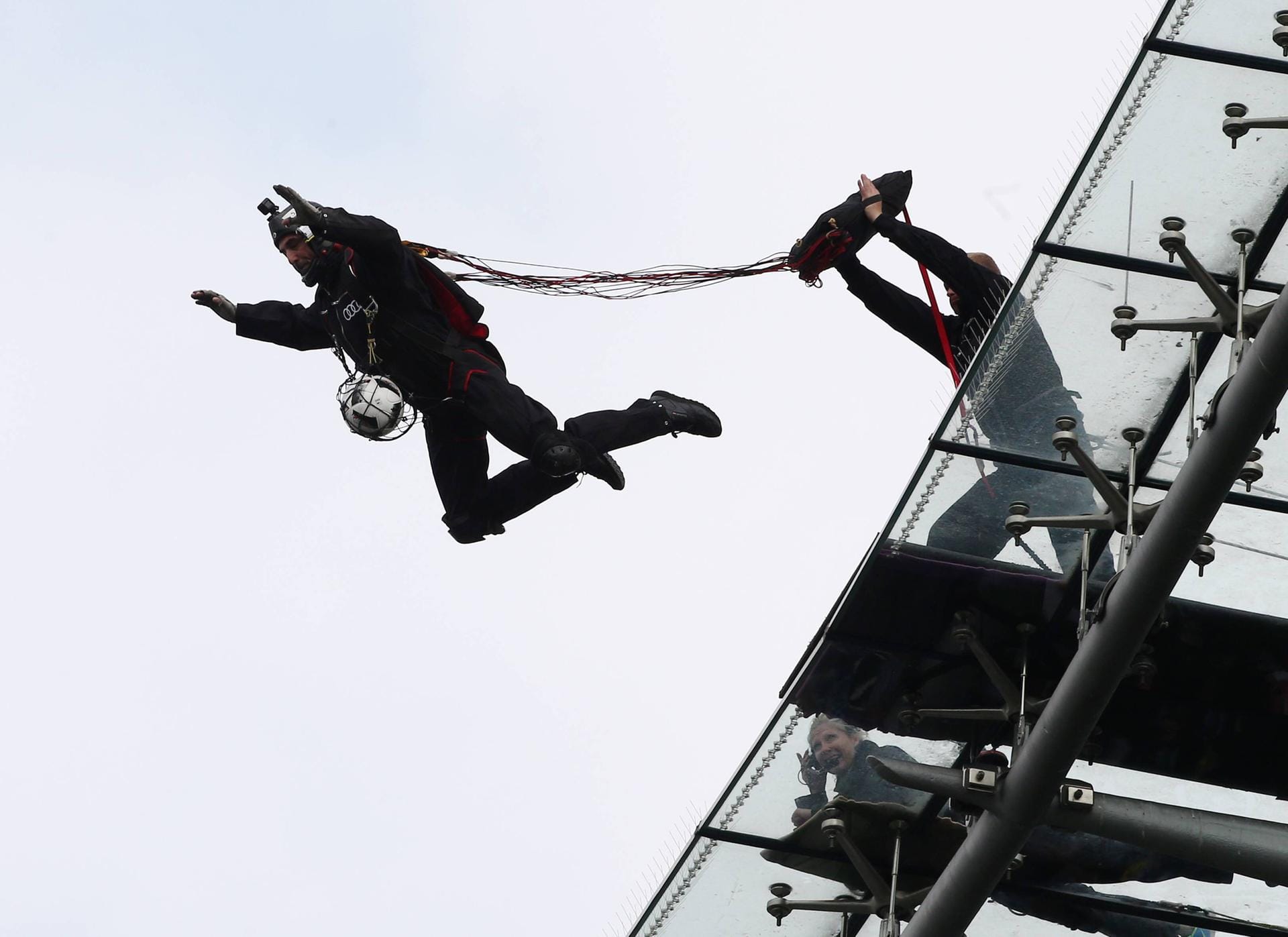 Adrenalin-Aktion in Berlin: Ein Fallschirmspringer bringt den Ball aufs Spielfeld.