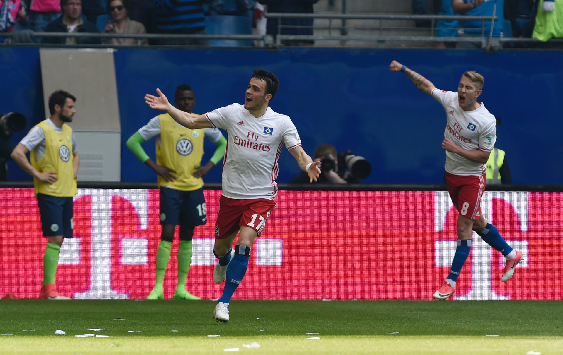 Wichtiger Treffer: Filip Kostic gleicht gegen Wolfsburg aus und lässt sich feiern.