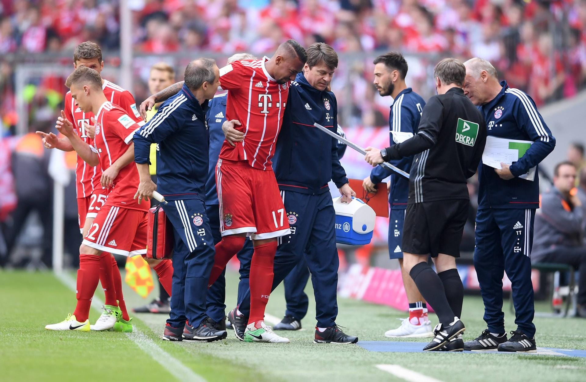 Bitter für die Bayern: Jerome Boateng muss bereits in der 10. Minute mit einer Oberschenkelverletzung ausgewechselt werden.