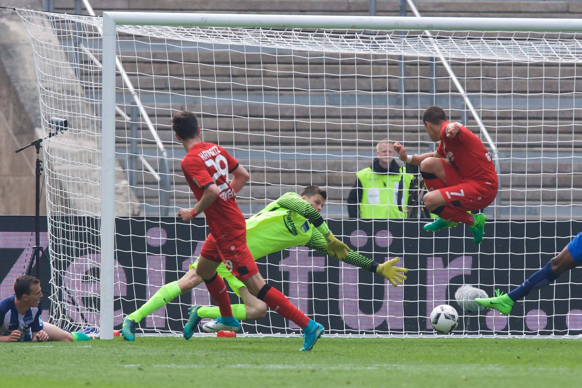 Hertha geht gegen Leverkusen unter: Kai Havertz trifft zur 3:0-Pausenführung.
