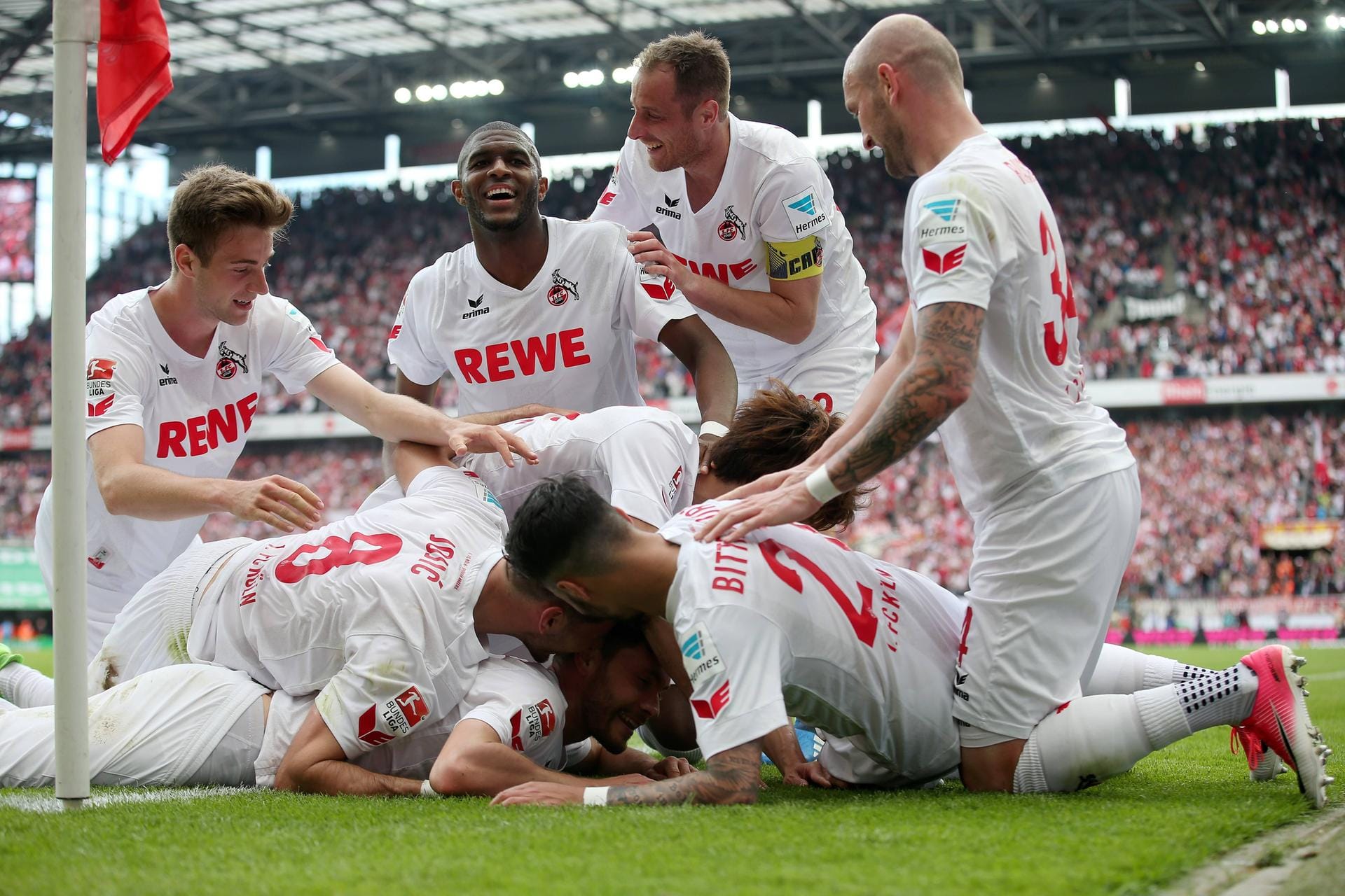 Köln feiert den Führungstreffer zum 1:0 gegen Mainz und begräbt Torschütze Jonas Hector unter der Jubeltraube.