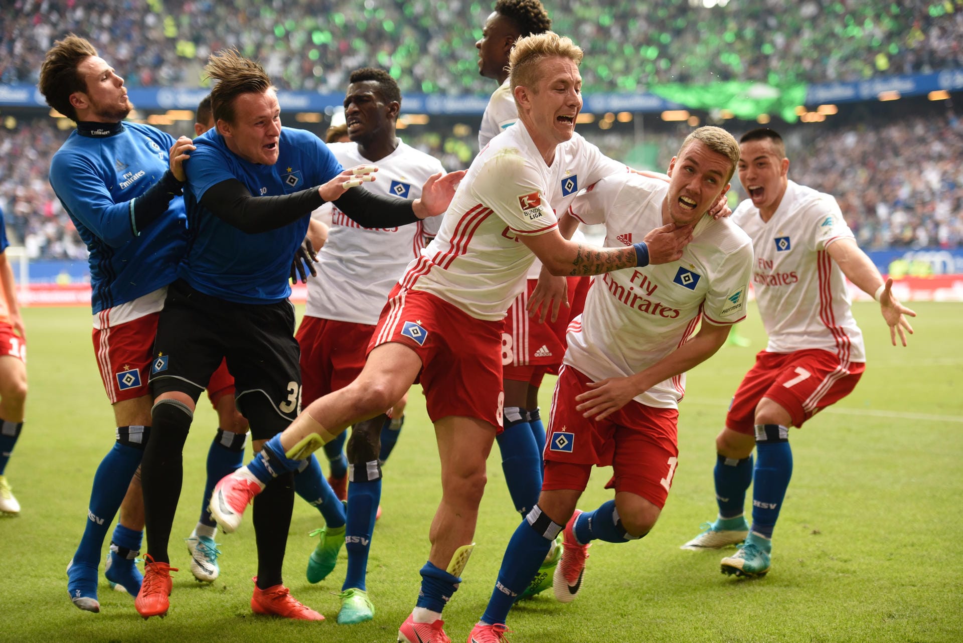 Hamburg außer Rand und Band: Der HSV bleibt dank Gian-Luca Waldschmidt (2.v.r.) unabsteigbar.