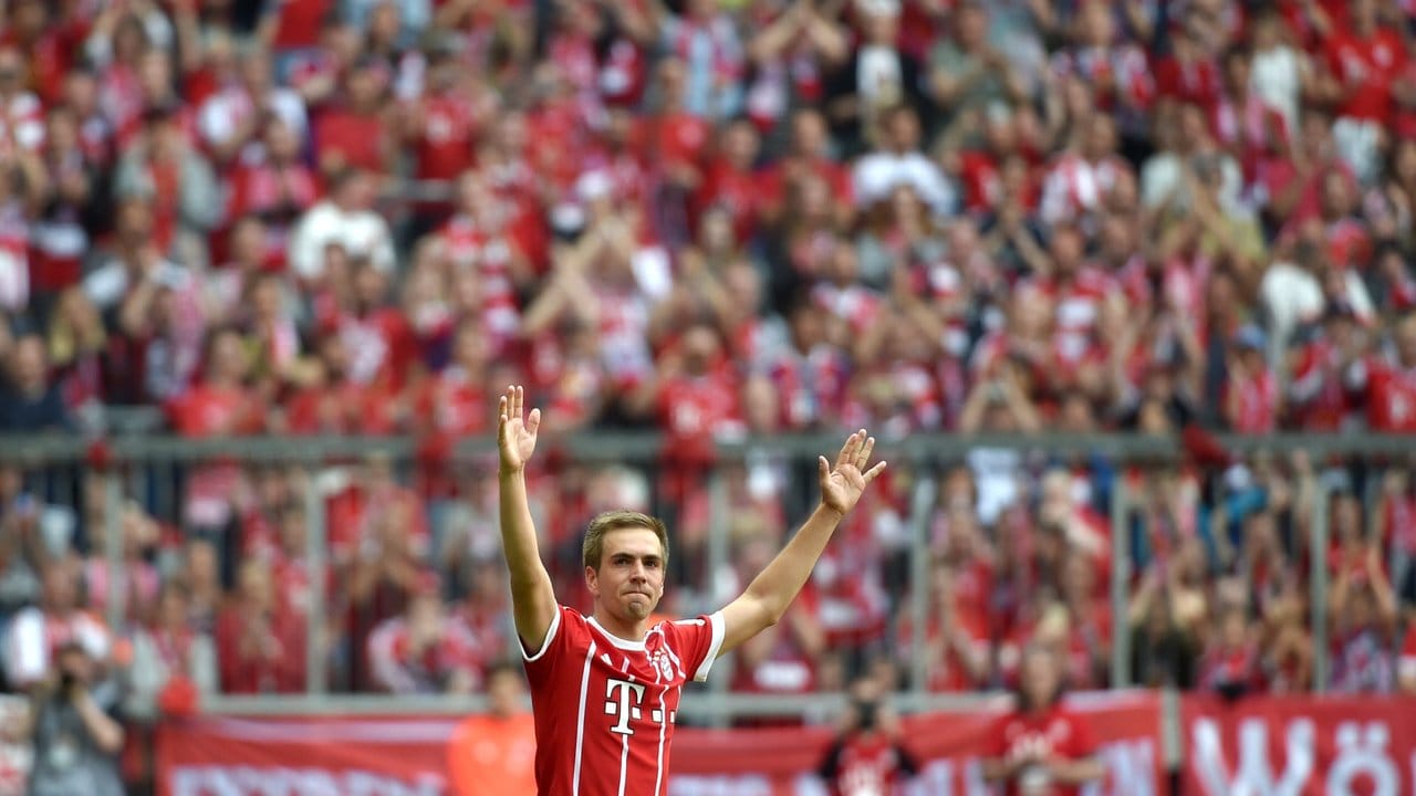 Lahm wurde bei seinem letzten Spiel für den FC Bayern minutenlang von den Fans verabschiedet.