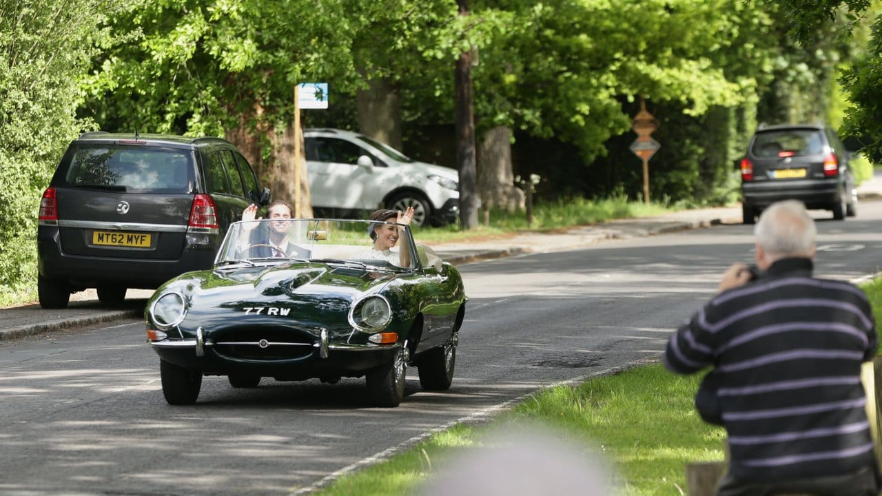 Das Wetter ist gut und das Verdeck offen: Pippa Middleton und ihr Ehemann James Matthews brausen nach der Hochzeit im Jaguar davon.
