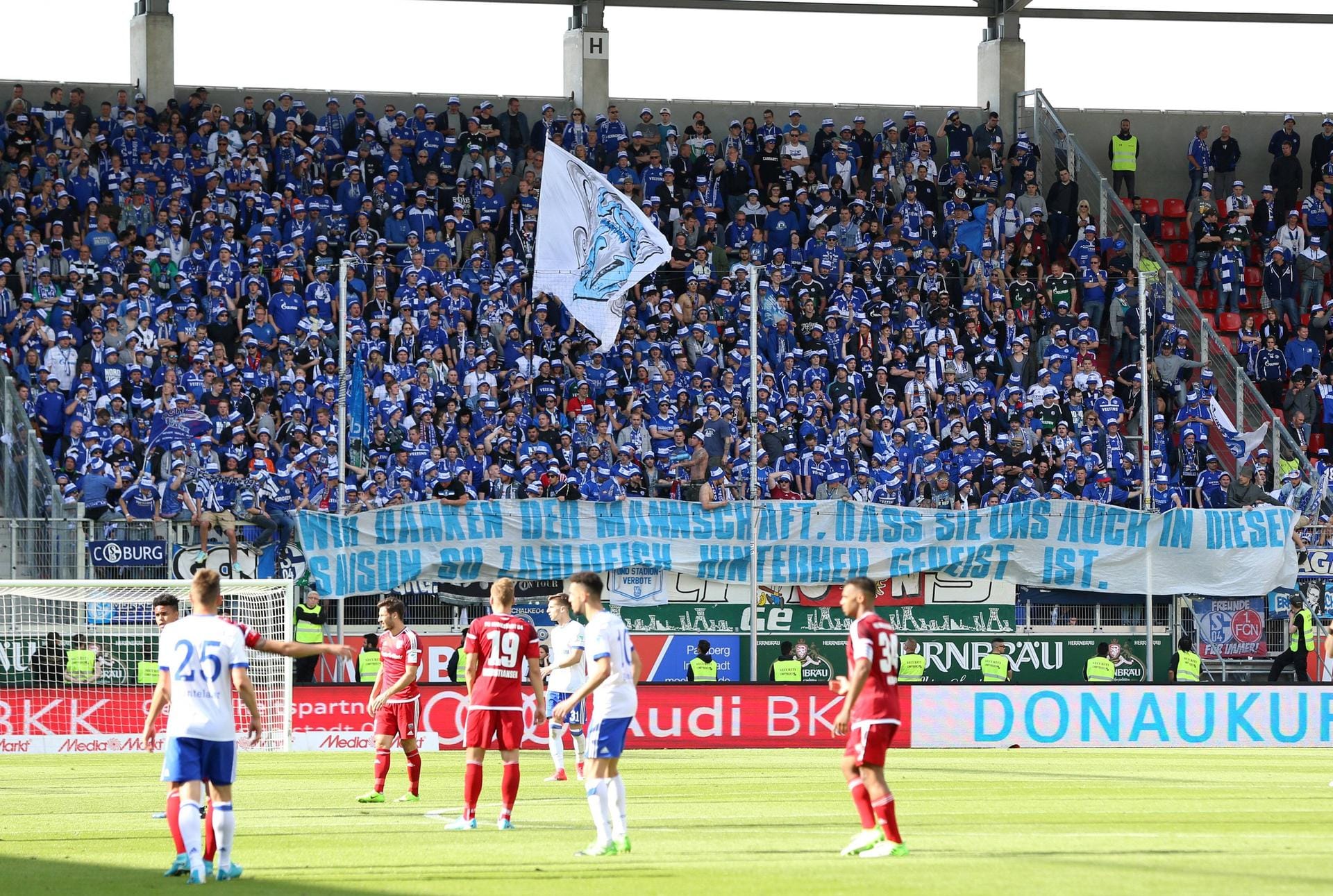 Die Schalke-Fans feiern das 1:1-Unentschieden bei Absteiger Ingolstadt zum Saisonabschluss mit einem ironischen Spruchband.