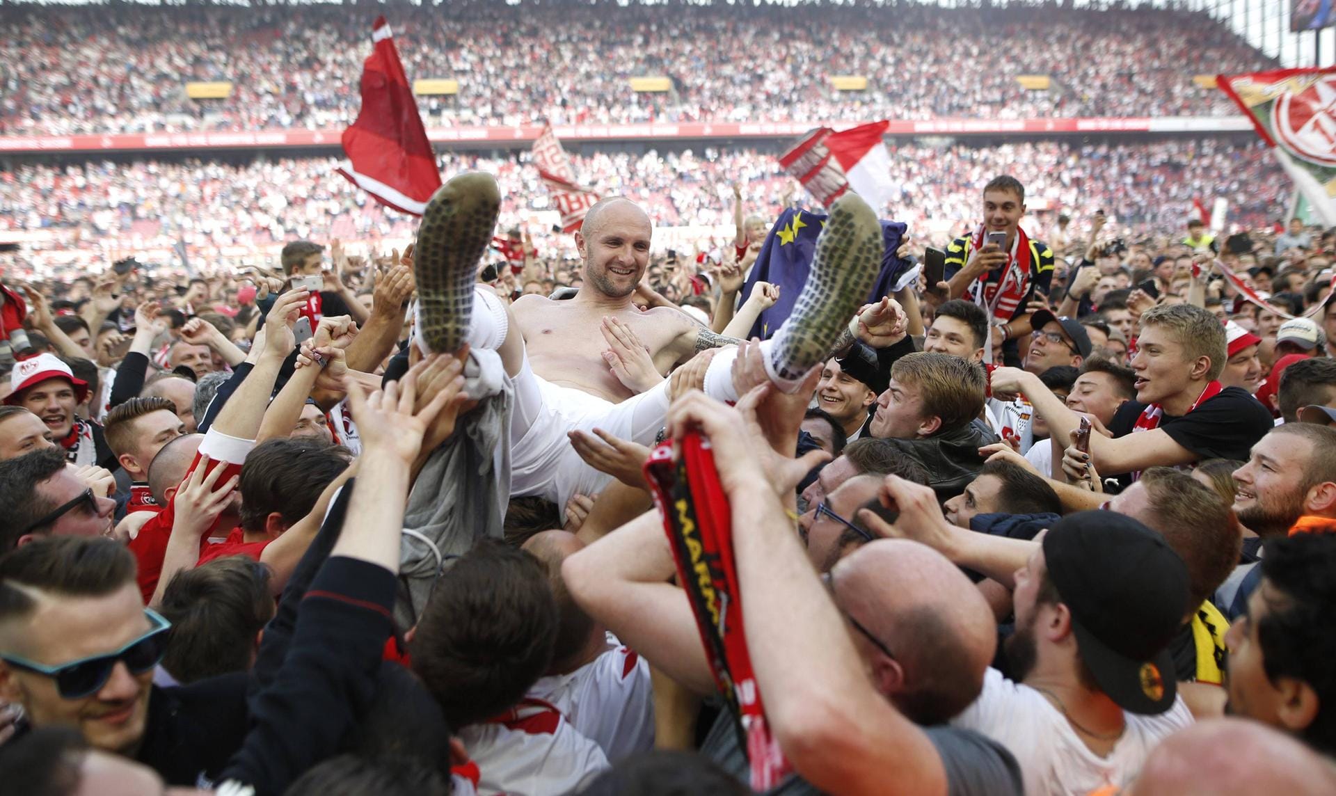 Nach 25 Jahren ohne internationalen Wettbewerb ist bei den Köln-Fans Jubel-Stimmung pur angesagt. Hier wird Konstantin Rausch von den Anhängern gefeiert.