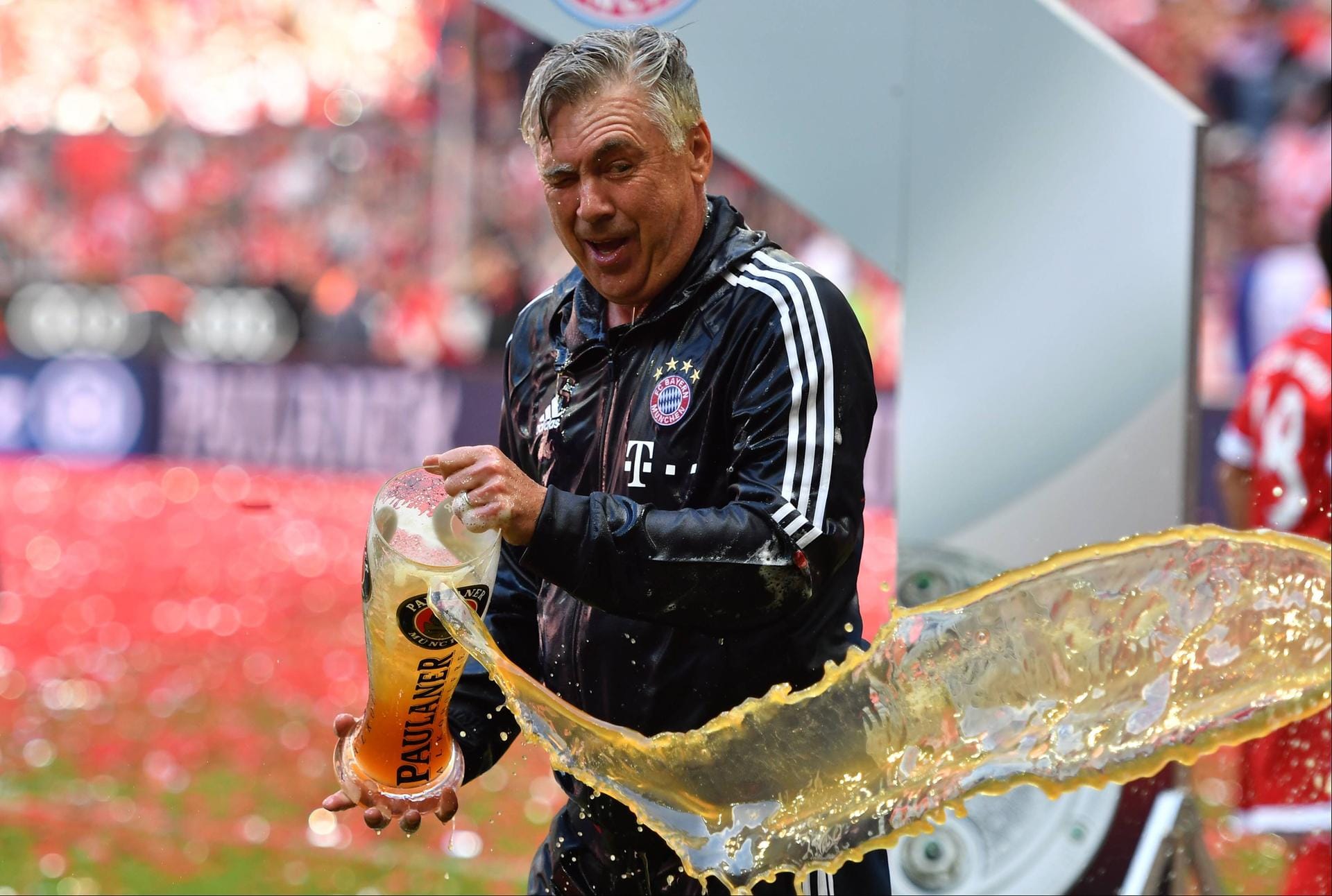 Trainer Carlo Ancelotti führt die Bayern zur 27. Deutschen Meisterschaft und darf zum Dank eine Bierdusche genießen.