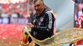 Trainer Carlo Ancelotti führt die Bayern zur 27. Deutschen Meisterschaft und darf zum Dank eine Bierdusche genießen.