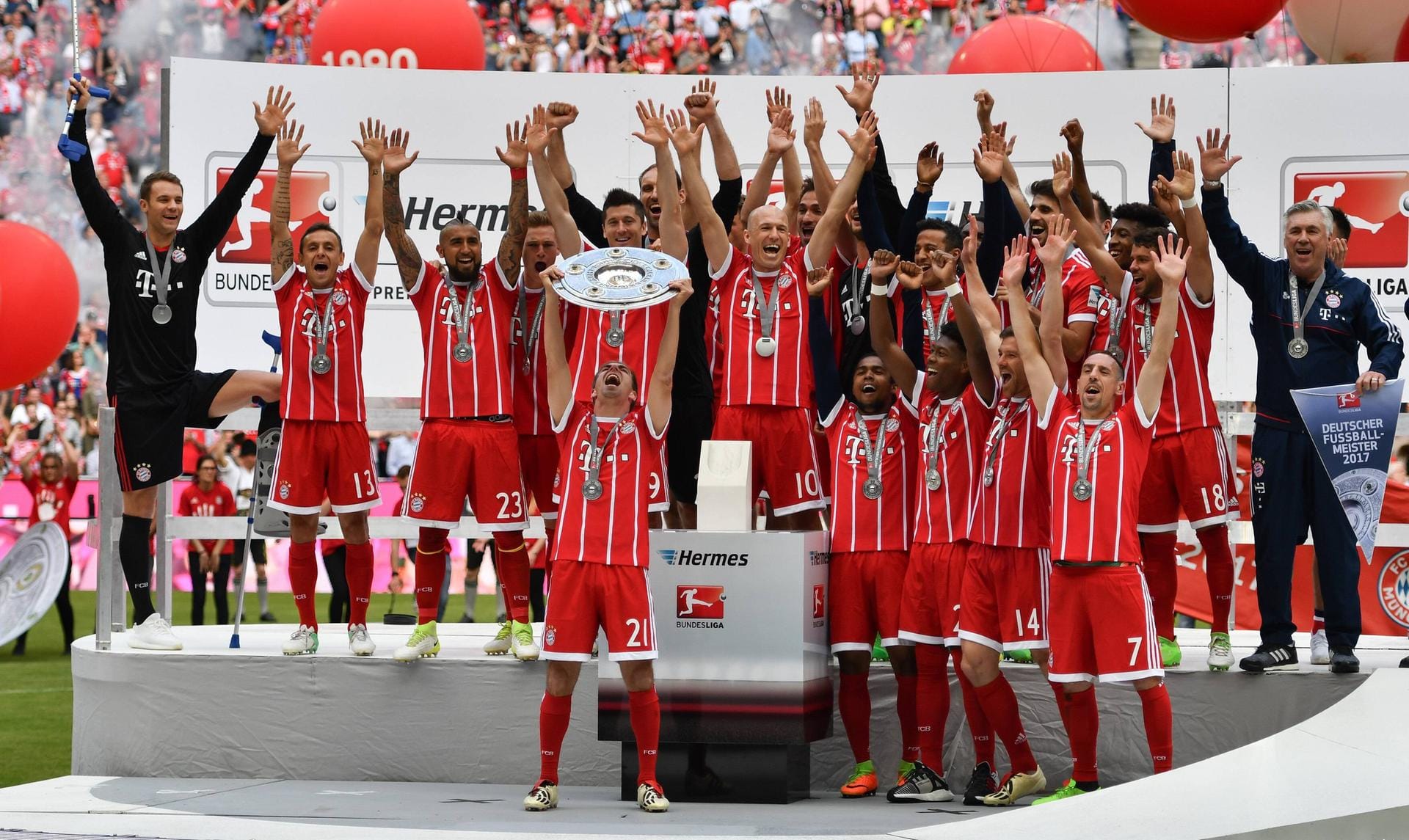 Da ist das Ding: Bayern-Kapitän Philipp Lahm verabschiedet sich mit seinem achten Meistertitel in den Ruhestand.