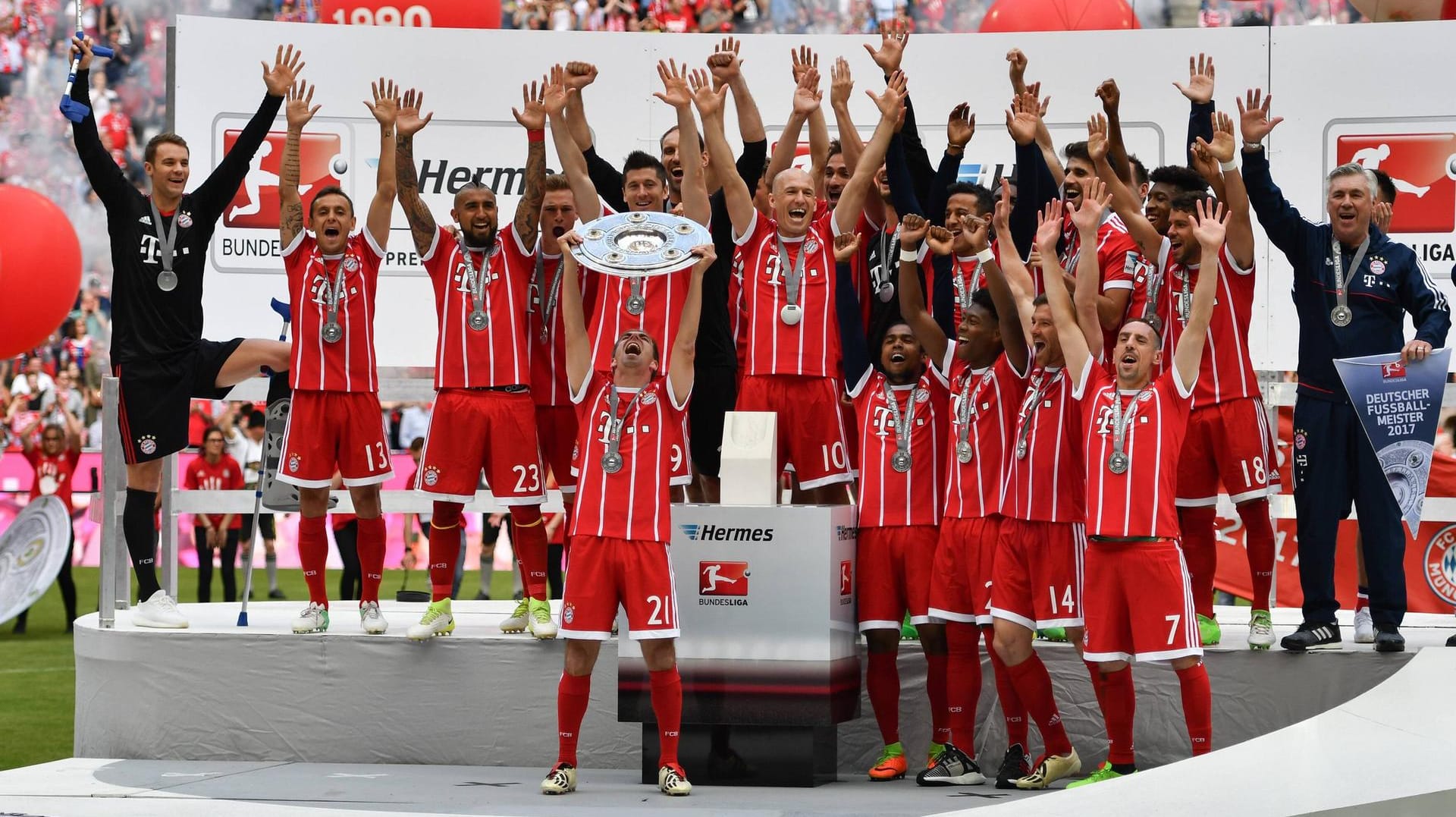 Da ist das Ding: Bayern-Kapitän Philipp Lahm verabschiedet sich mit seinem achten Meistertitel in den Ruhestand.
