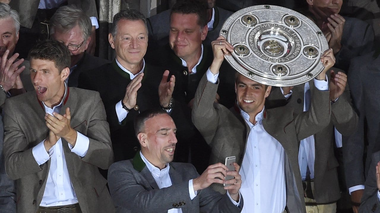 Philipp Lahm und der FC Bayern haben sich bei ihrer großen Titelparty von tausenden Fans auf dem Marienplatz feiern lassen.
