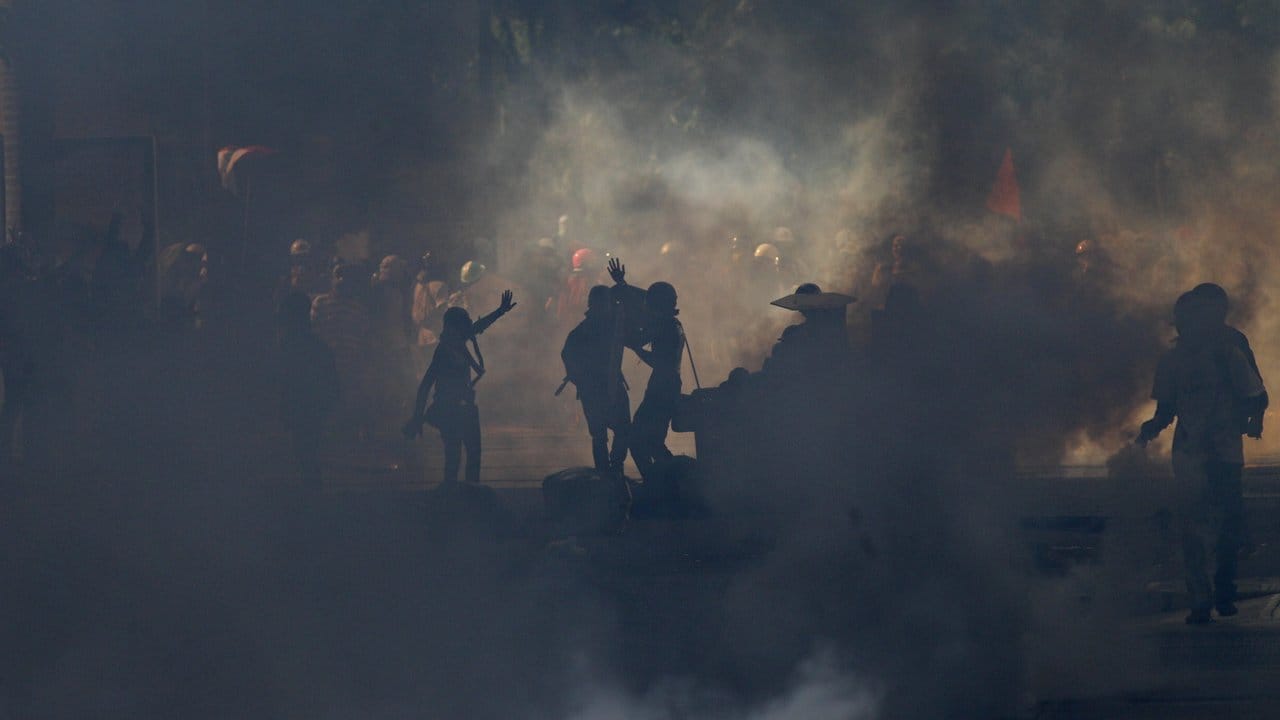 Umwabert von Rauch und Tränengaswolen protestierten Tausende in Caracas gegen die Regierung. Umwabert von Rauch und Tränengaswolen protestierten Tausende in Caracas gegen die Regierung.