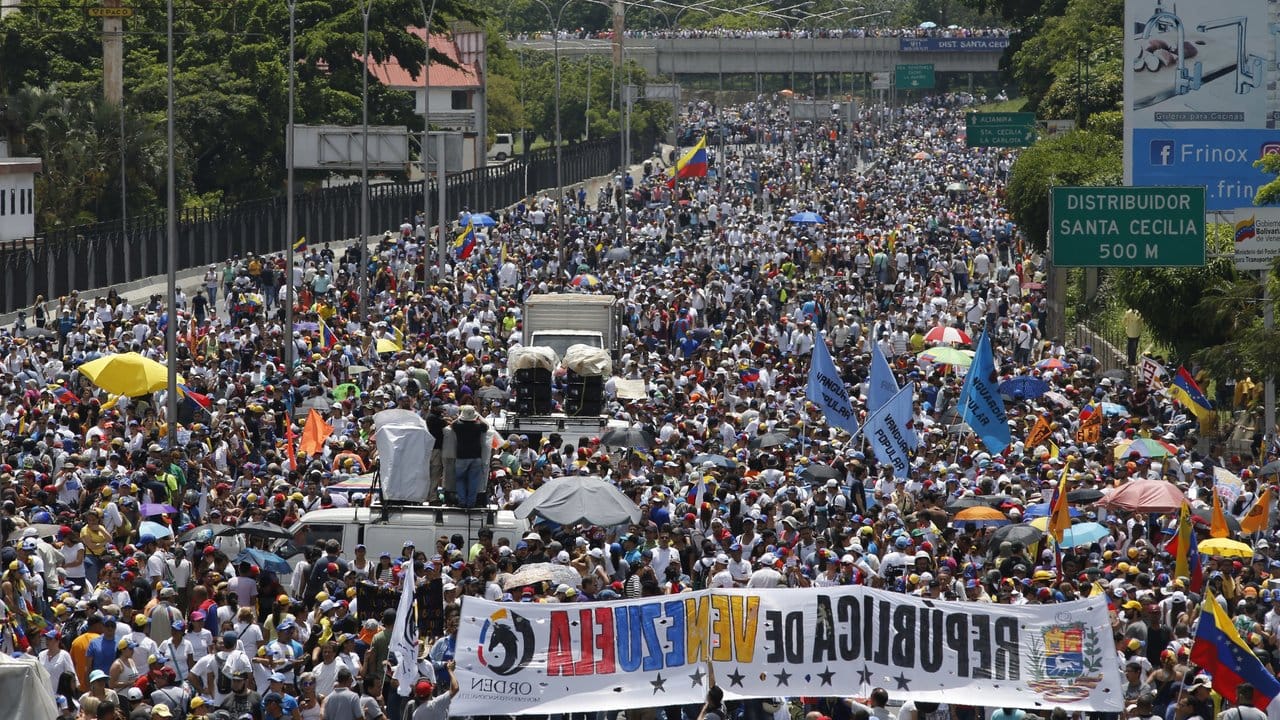 Demonstranten marschieren über eine Autobahn. Demonstranten marschieren über eine Autobahn.