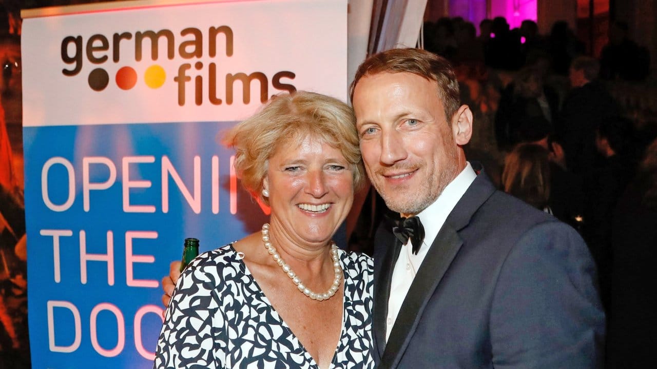 Kulturstaatsministerin Monika Grütters mit dem Schauspieler Wotan Wilke Möhring beim Empfang des Deutschen Films.
