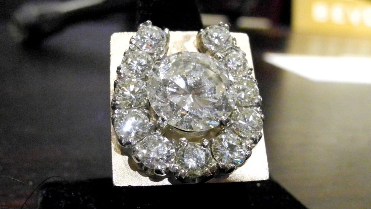 Ein hufeisenförmiger Diamantring, den Elvis Presley trug.