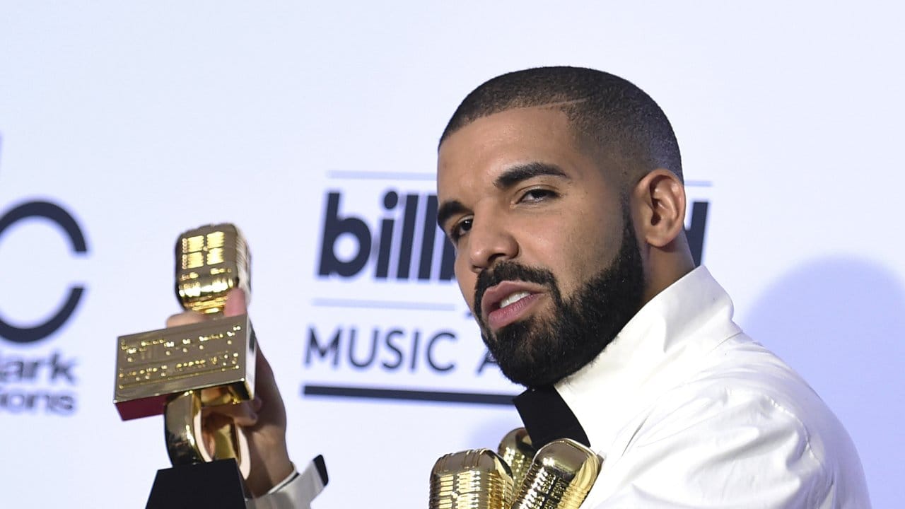 Der kanadische Rapper Drake mit seinen Awards in Las Vegas.