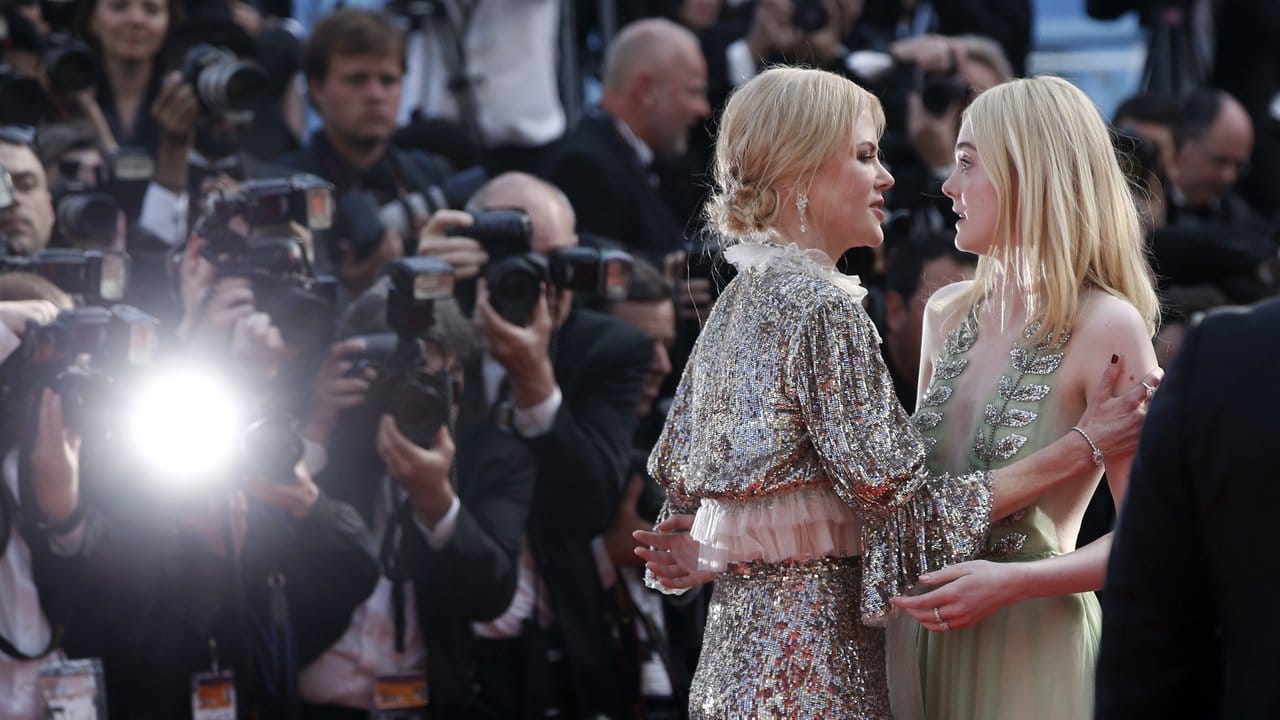 Glitzermode: Nicole Kidman (l) trifft ihre Kollegin Elle Fanning auf dem roten Teppich in Cannes.