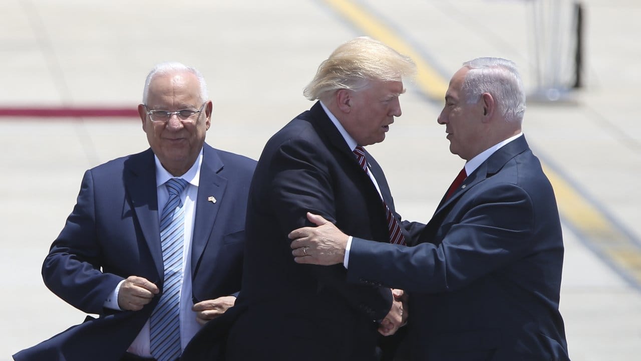 Der israelische Präsident Reuven Rivlin (l) und Premierminister Benjamin Netanjahu (r) empfangen US-Präsident Donald Trump (M) auf dem Ben-Gurion-Flughafen. Der israelische Präsident Reuven Rivlin (l) und Premierminister Benjamin Netanjahu (r) empfangen US-Präsident Donald Trump (M) auf dem Ben-Gurion-Flughafen.