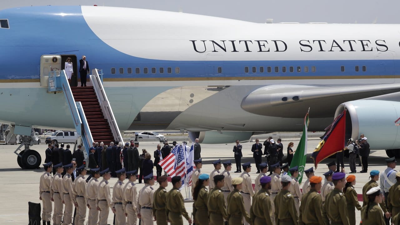 Donald Trump und seine Frau Melania grüßen nach der Landung in Israel von der Gangway. Donald Trump und seine Frau Melania grüßen nach der Landung in Israel von der Gangway.