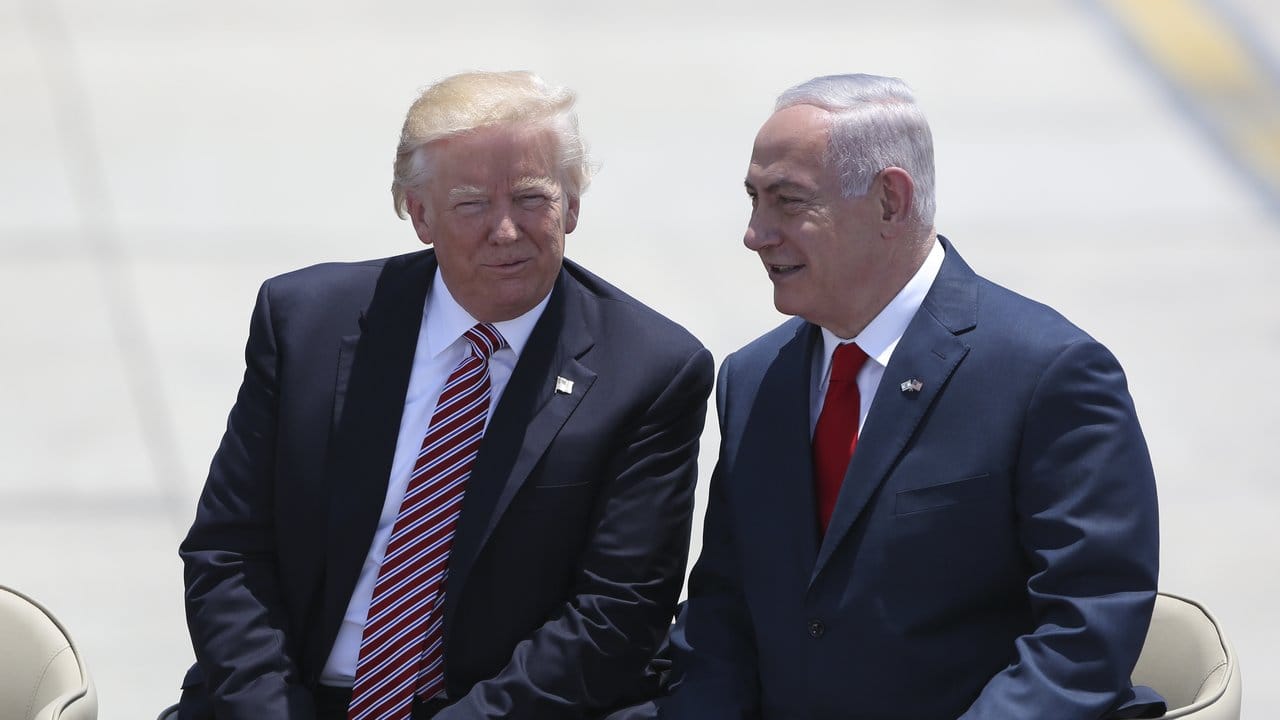 Im Gespräch: US-Präsident Donald Trump (l) mit Israels Premierminister Benjamin Netanjahu. Im Gespräch: US-Präsident Donald Trump (l) mit Israels Premierminister Benjamin Netanjahu.