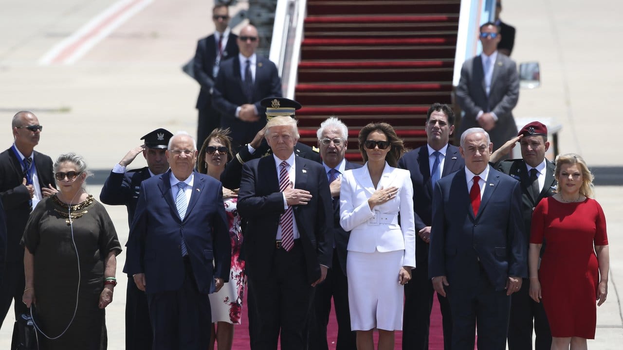 Hand auf's Herz: Donald Trump (M) und First Lady Melania (3. Hand auf's Herz: Donald Trump (M) und First Lady Melania (3.