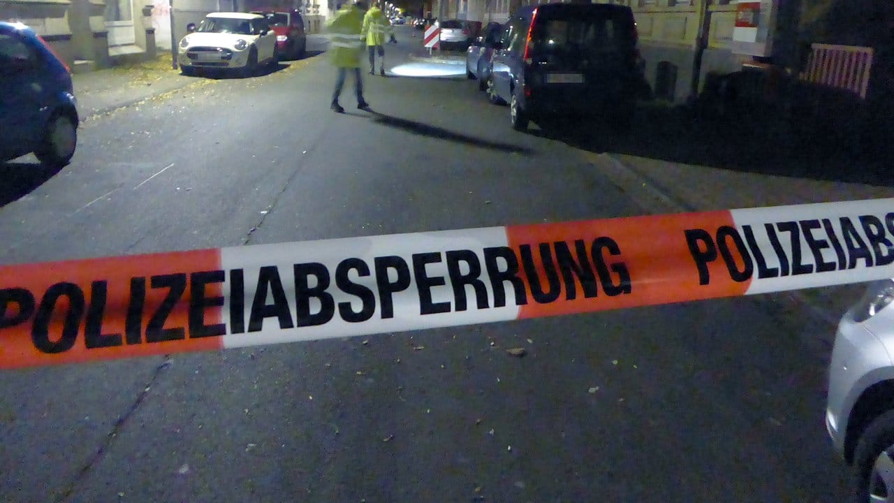Der Tatort in Hameln ist im November vergangenen Jahres mit einem Absperrband gesichert. Der Tatort in Hameln ist im November vergangenen Jahres mit einem Absperrband gesichert.