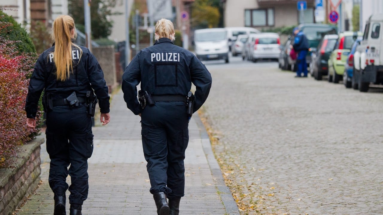 Straße in Hameln: Hier hatte ein Mann eine Frau mit einem Seil an die Anhängerkupplung eines Autos gebunden und rund 200 Meter weit durch Hameln geschleift. Straße in Hameln: Hier hatte ein Mann eine Frau mit einem Seil an die Anhängerkupplung eines Autos gebunden und rund 200 Meter weit durch Hameln geschleift.