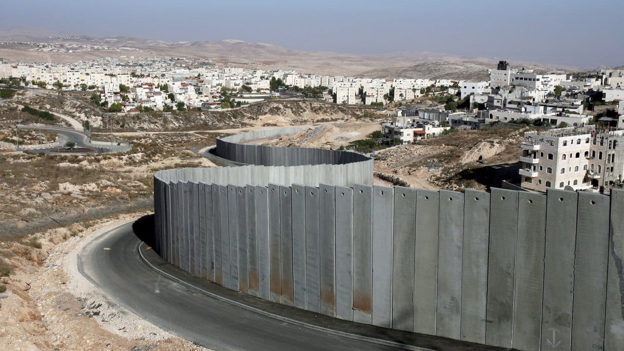 Eine hohe Mauer trennt jüdisches und palestinensisches Gebiet im Westjordanland nördlich von Jerusalem. Eine hohe Mauer trennt jüdisches und palestinensisches Gebiet im Westjordanland nördlich von Jerusalem.