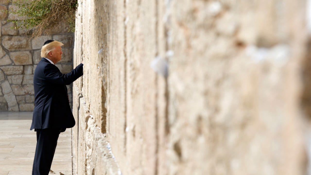 Donald Trump ist der erste US-Präsident, der die Klagemauer in der Altstadt von Jerusalem während seiner Amtszeit besucht. Donald Trump ist der erste US-Präsident, der die Klagemauer in der Altstadt von Jerusalem während seiner Amtszeit besucht.