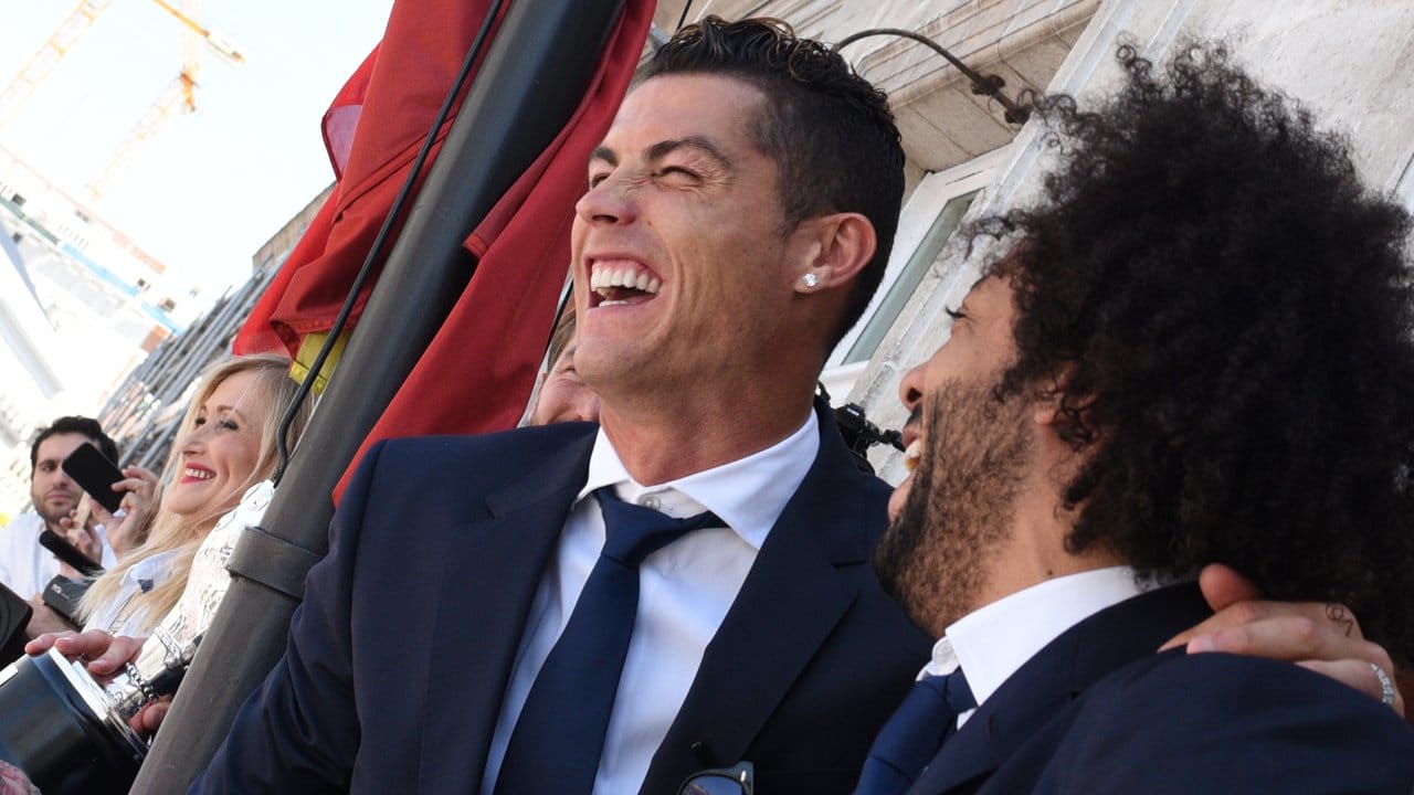 Cristiano Ronaldo und Marcelo (r) feiern auf dem Rathaus-Balkon in Madrid den Gewinn der spanischen Meisterschaft.