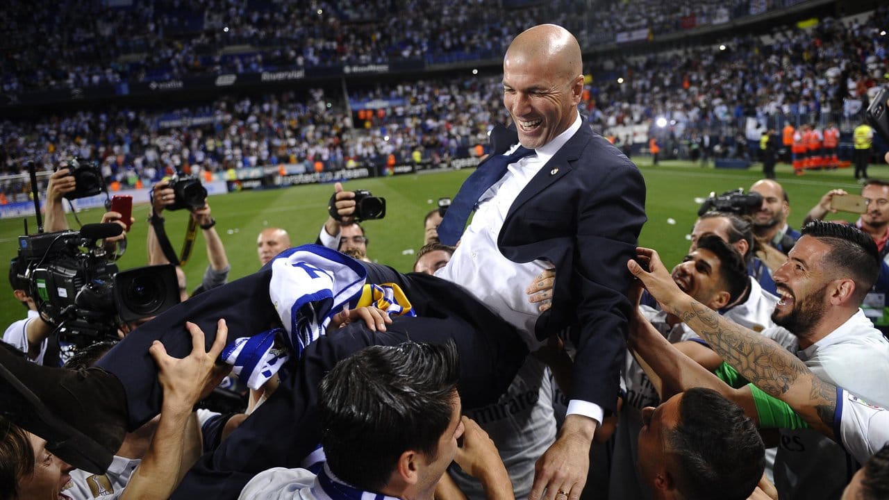 Die Real-Spieler werfen Trainer Zinedine Zidane nach dem Sieg gegen Málaga in die Luft.
