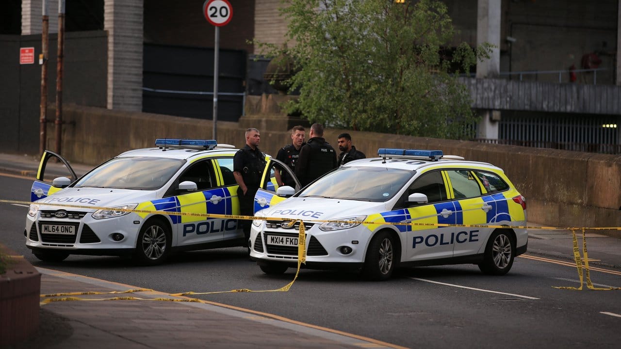 Polizisten haben die Innenstadt der nordenglischen Metropole Manchester abgeriegelt.