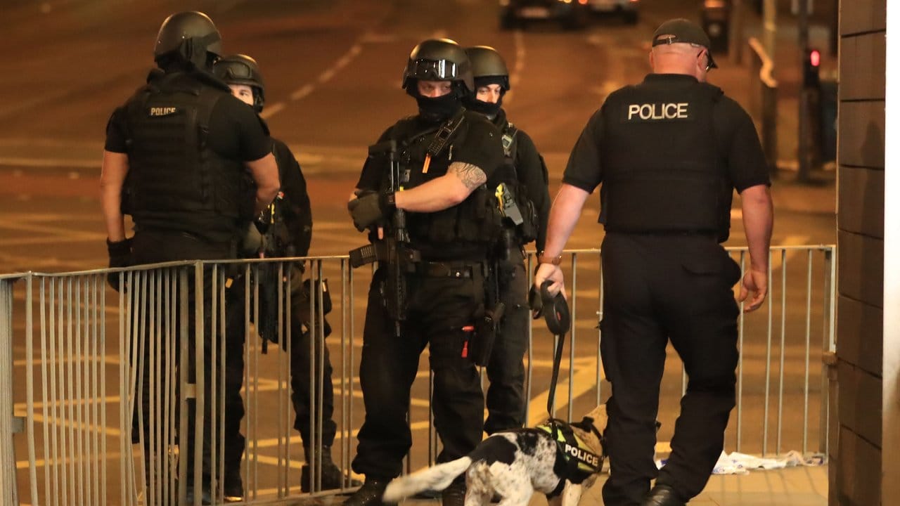Schwer bewaffnete Polizisten in der Innenstadt von Manchester.