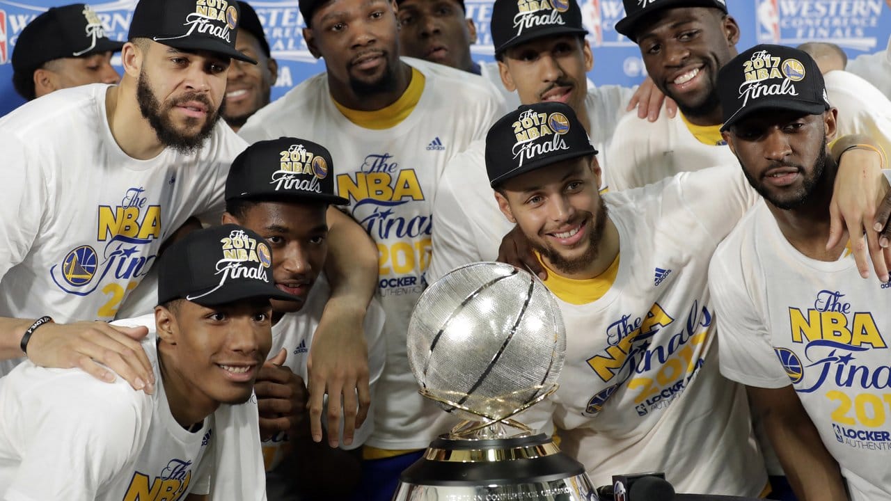Die Golden State Warriors feiern den NBA-Finaleinzug mit der Trophäe für den Sieg in der Western Conference.