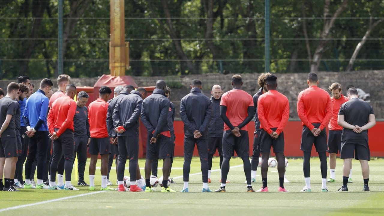 Das Team von Manchester United legt im Training eine Schweigeminute ein.