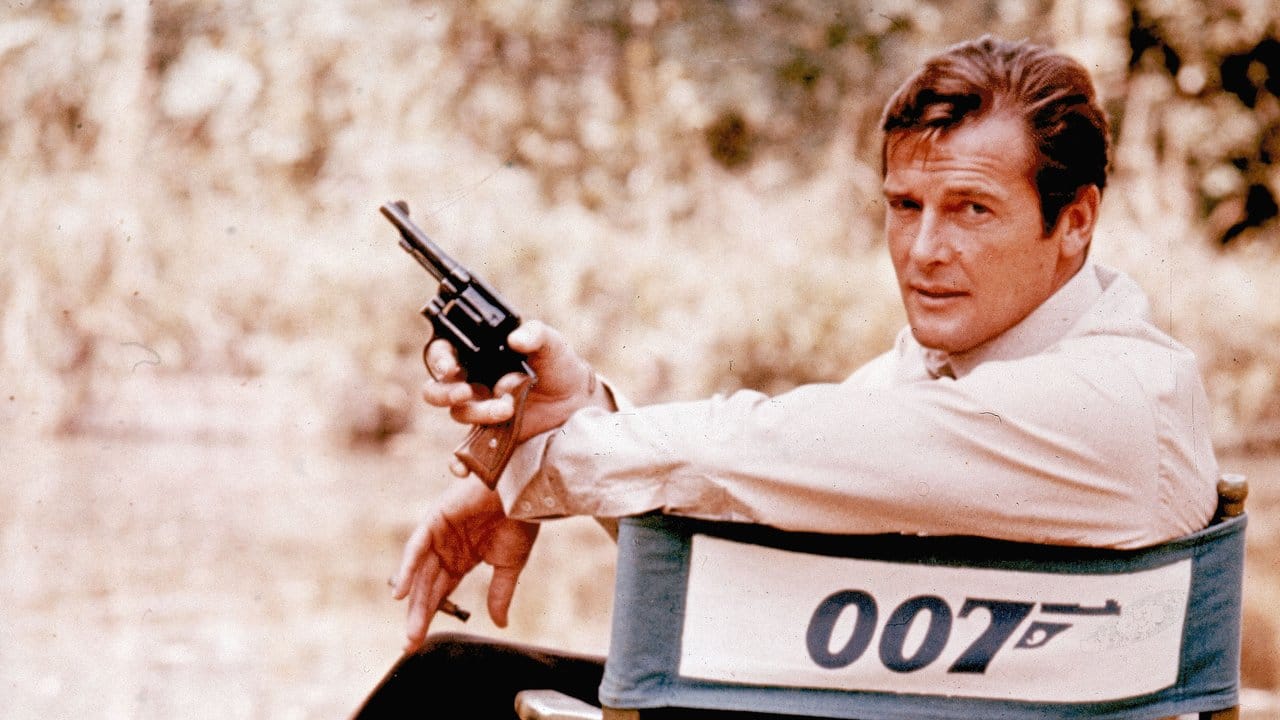 Roger Moore 1972 bei Dreharbeiten zum Film "James Bond 007 – Leben und sterben lassen".