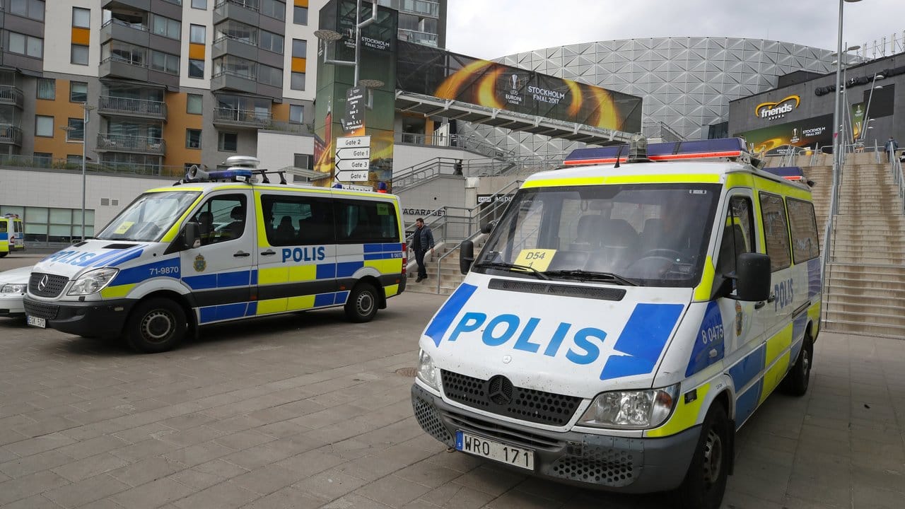 Polizeifahrzeuge stehen vor der Friends-Arena in Stockholm, wo Ajax Amsterdam und Manchester United im Europa-League-Finale aufeinandertreffen.