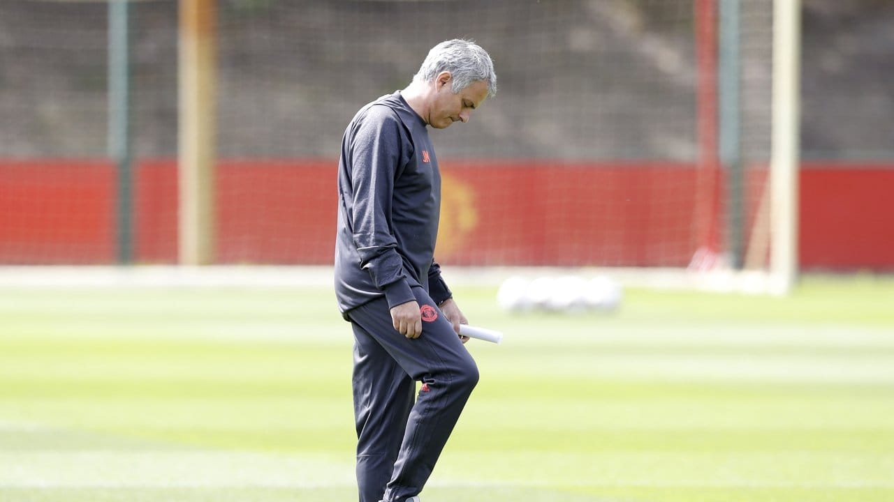 Manchester Uniteds Trainer José Mourinho: "Wir sind alle sehr traurig.