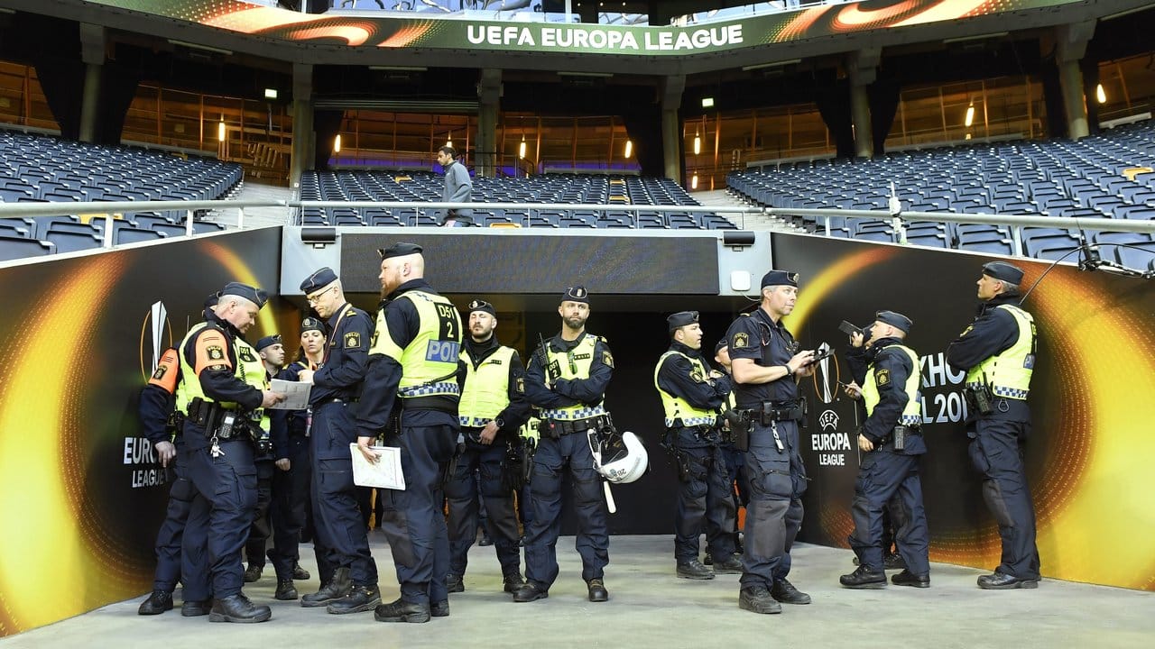 Polizisten sichern während des Abschlusstrainings von Ajax Amsterdam in der Friends-Arena in Stockholm den Zugang zum Spielfeld.