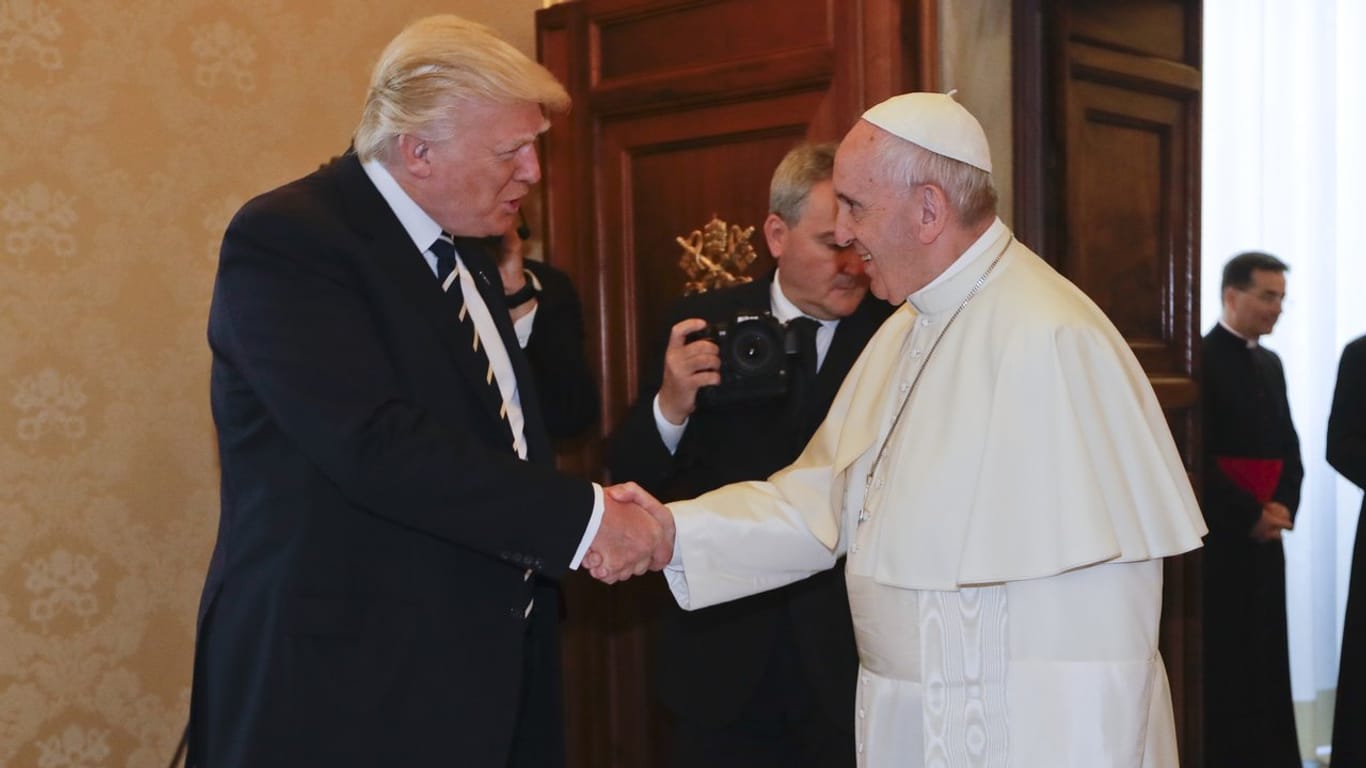 US-Präsident Donald Trump und Papst Franziskus geben sich vor einer Privat-Audienz die Hände.