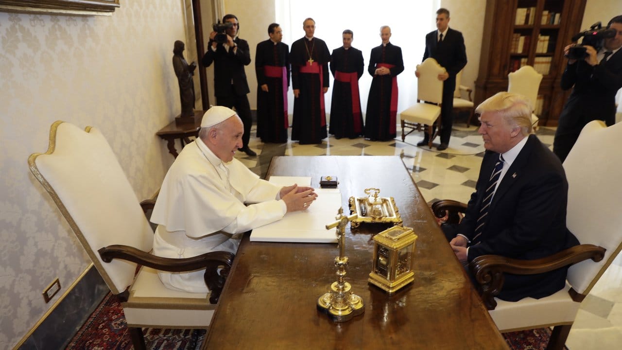Papst Franziskus bei einer Privat-Audienz mit dem US-Präsidenten. Papst Franziskus bei einer Privat-Audienz mit dem US-Präsidenten.
